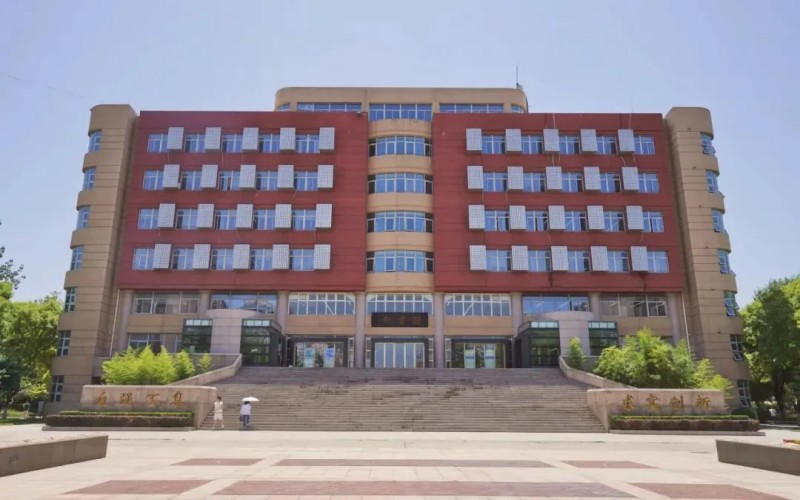 首都经济贸易大学校园实景