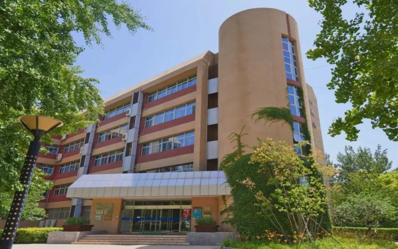 首都经济贸易大学校园实景