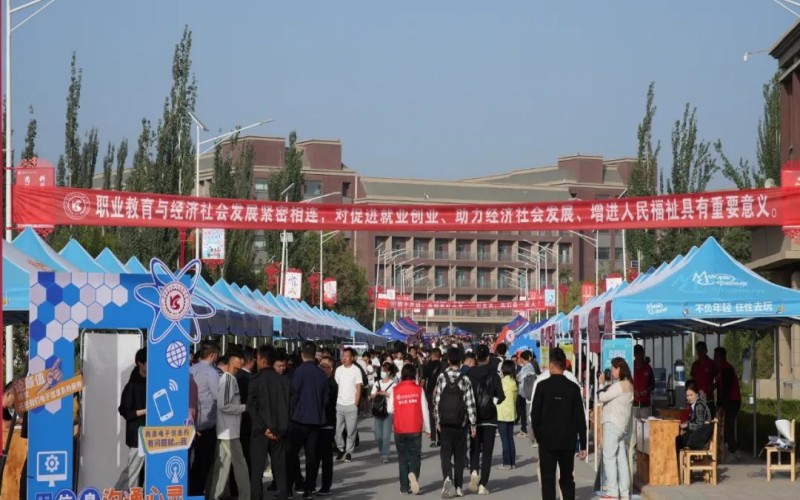 新疆开设汽车检测与维修技术的大学相关院校校园环境
