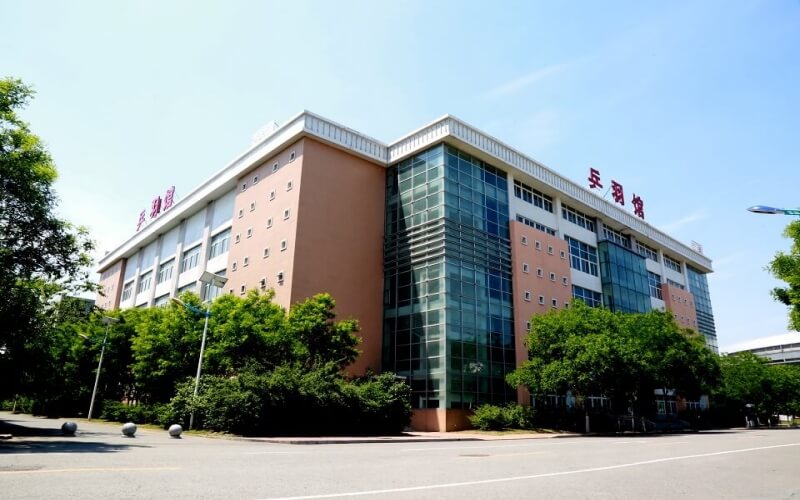 鞍山职业技术学院校园实景