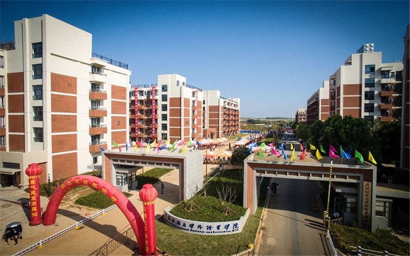 2026年武汉纺织大学外经贸学院在甘肃录取分数线相关院校校园环境