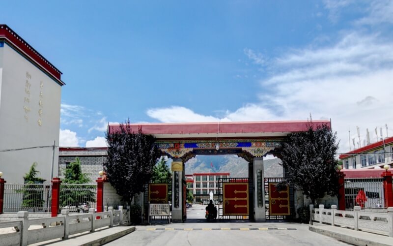 西藏藏医药大学校园实景