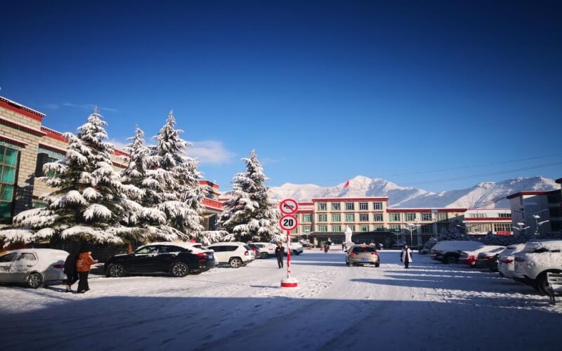 西藏藏医药大学校园实景