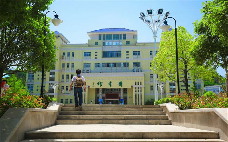 湖北医药学院药护学院校园实景